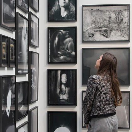 Salle d'exposition avec nombreux cadres photo.